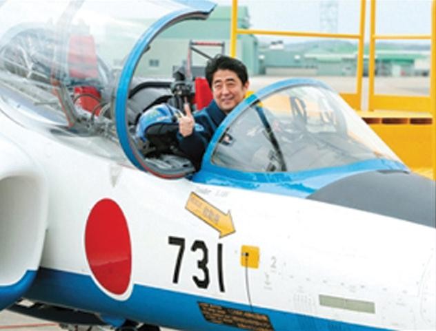 Thủ tướng Shinzo Abe ngồi trên máy bay chiến đấu